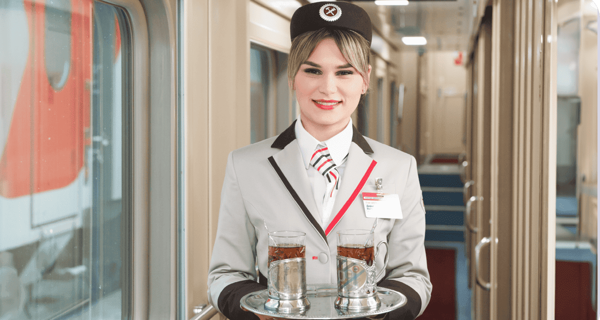 Проводник с подносом, на котором две кружки чая